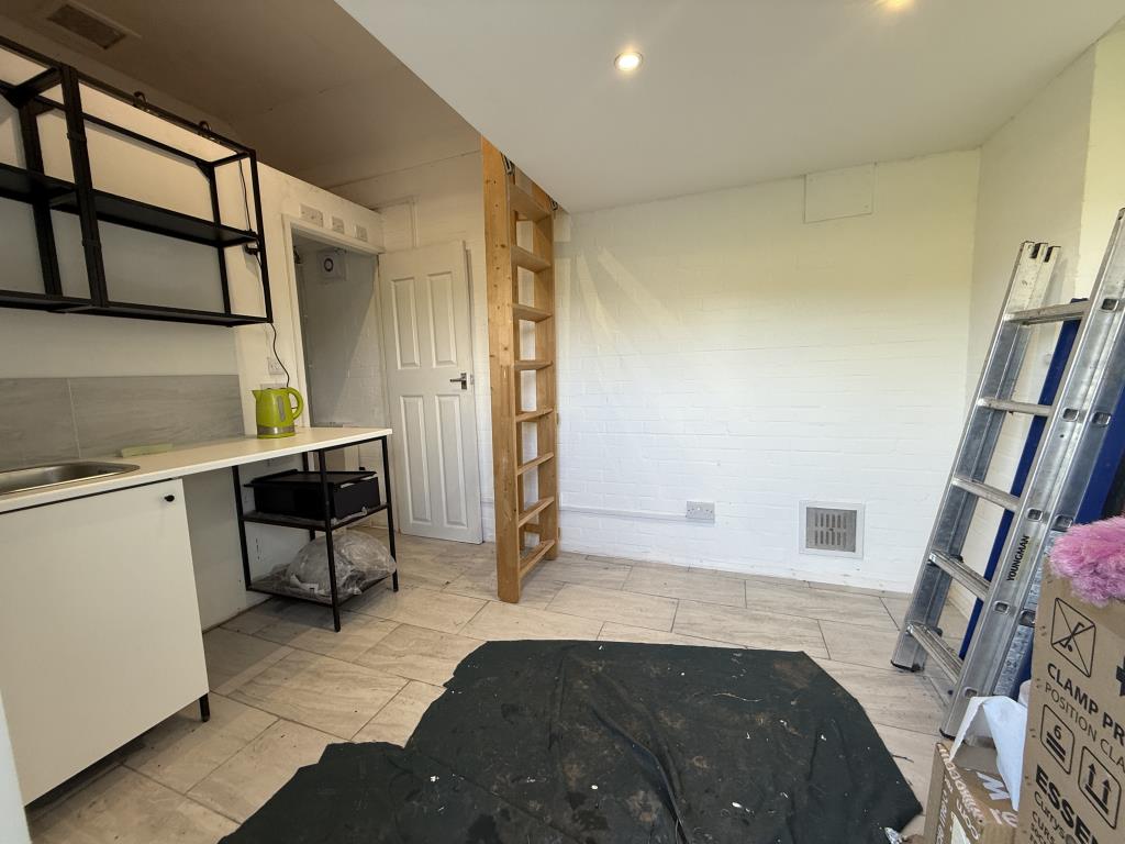 Lot: 27 - FORMER BT HUT WITH PLANNING CONSENT FOR HOLIDAY LETTING - The internal main area of the hut